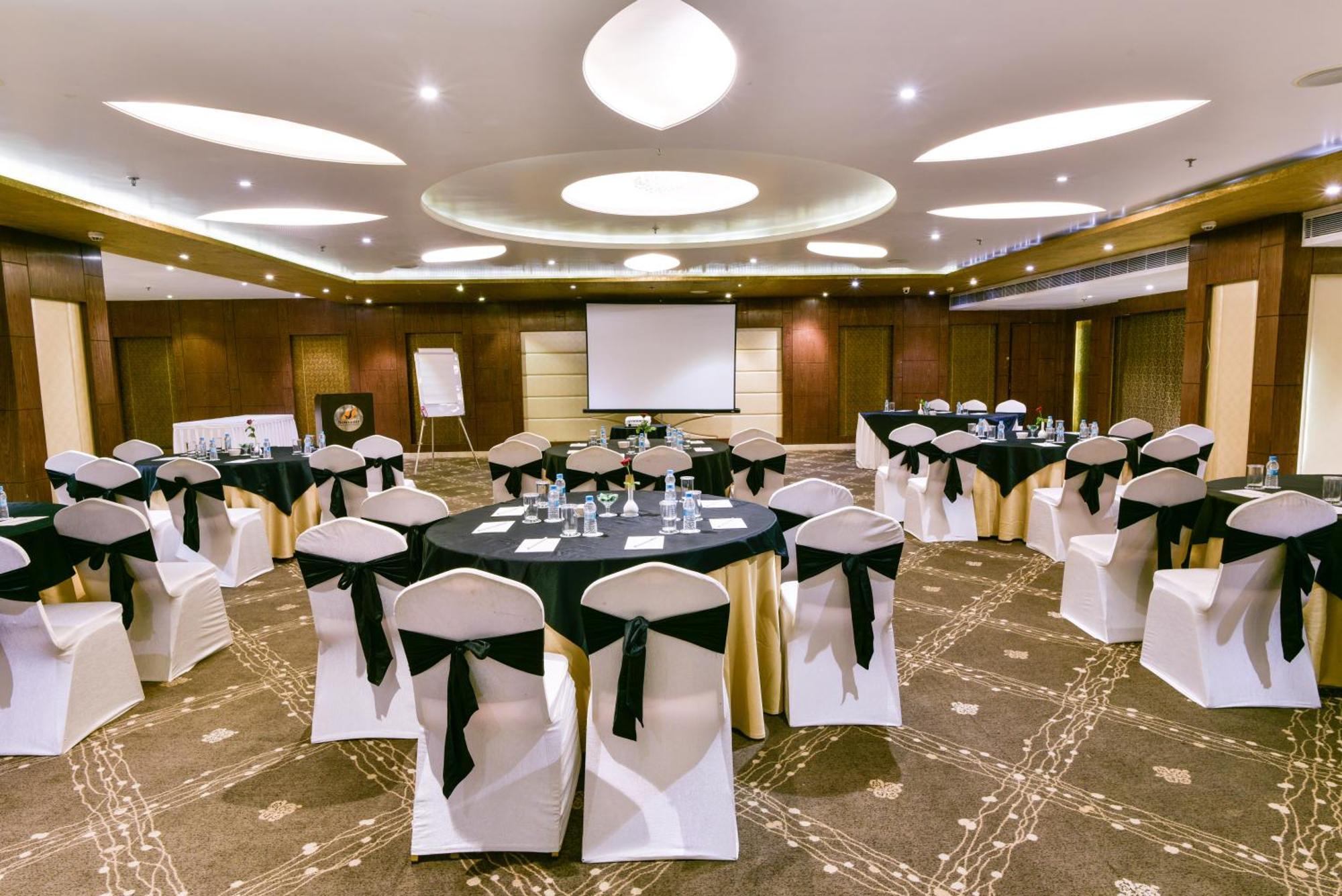 รีเนสต์ ชัยปุระ Hotel ภายนอก รูปภาพ