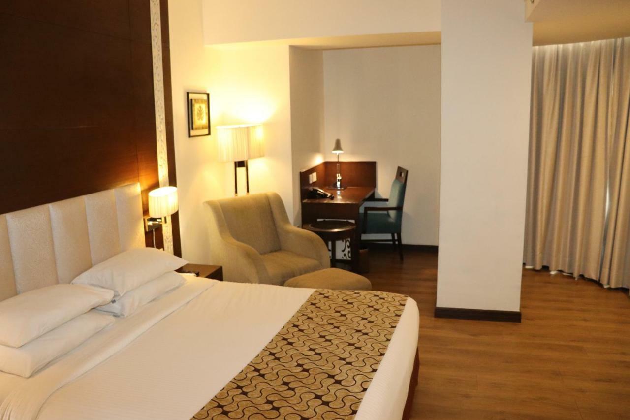 รีเนสต์ ชัยปุระ Hotel ภายนอก รูปภาพ
