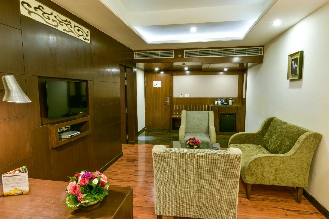 รีเนสต์ ชัยปุระ Hotel ภายนอก รูปภาพ